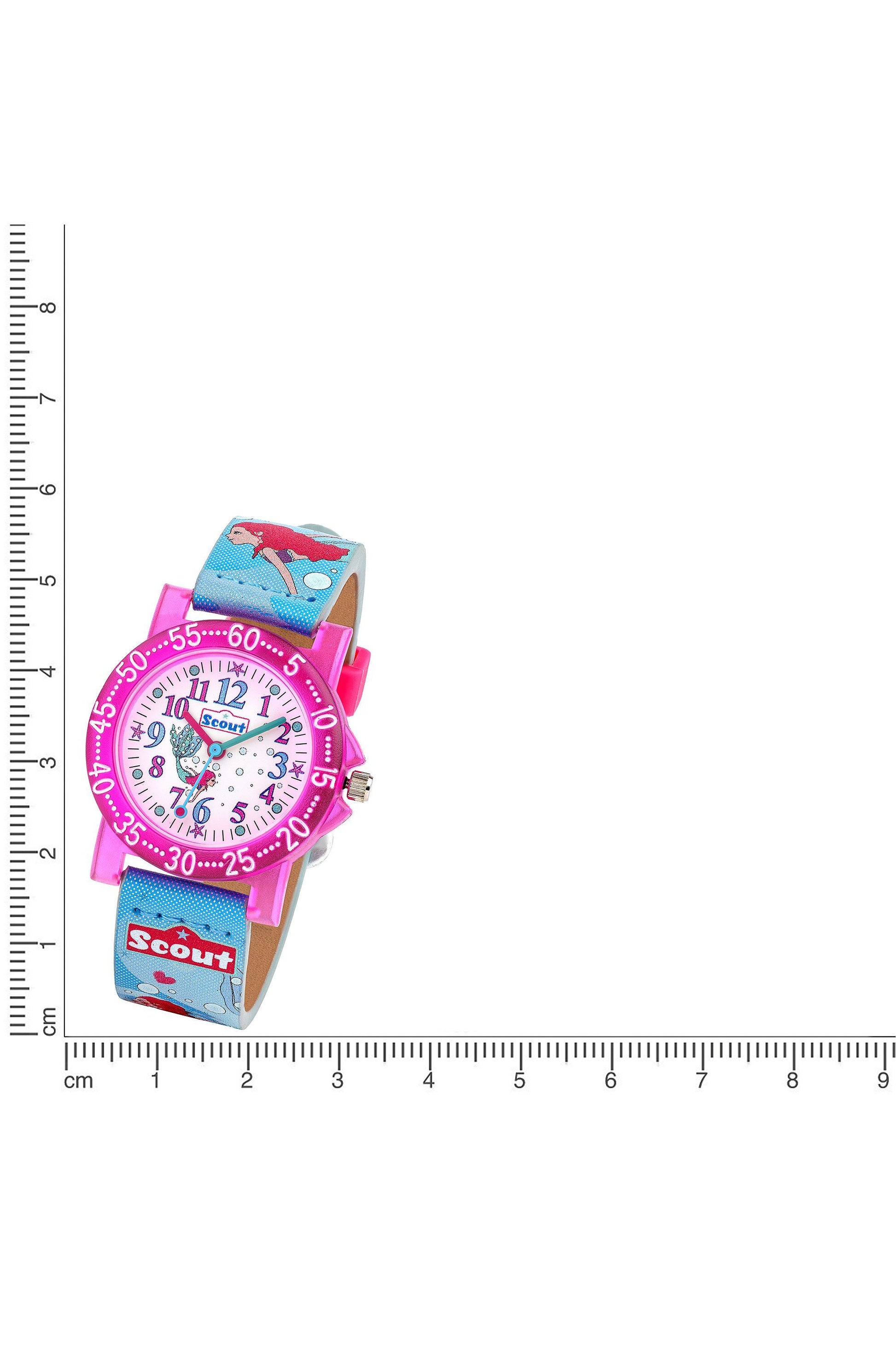 Scout Kinderuhr mit pink-hellblauem Textilband, Meerjungfrau-Motiven und weißem Lernzifferblatt neben einem Lineal zur Größendarstellung