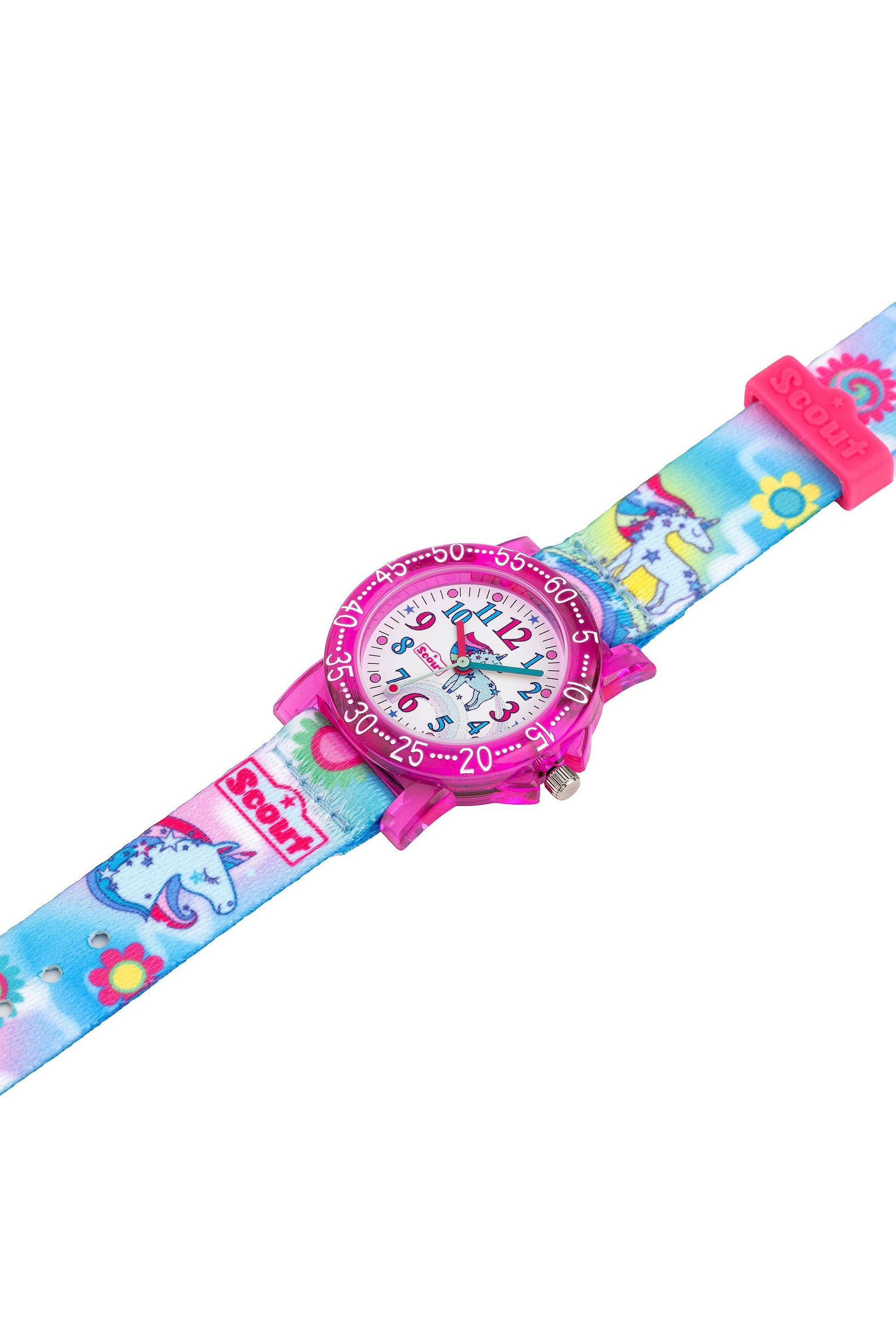 Detail der Kinderuhr mit Einhorn-Motiv, farbigen Zahlen und rosa-blauen Sternen auf dem Textilband