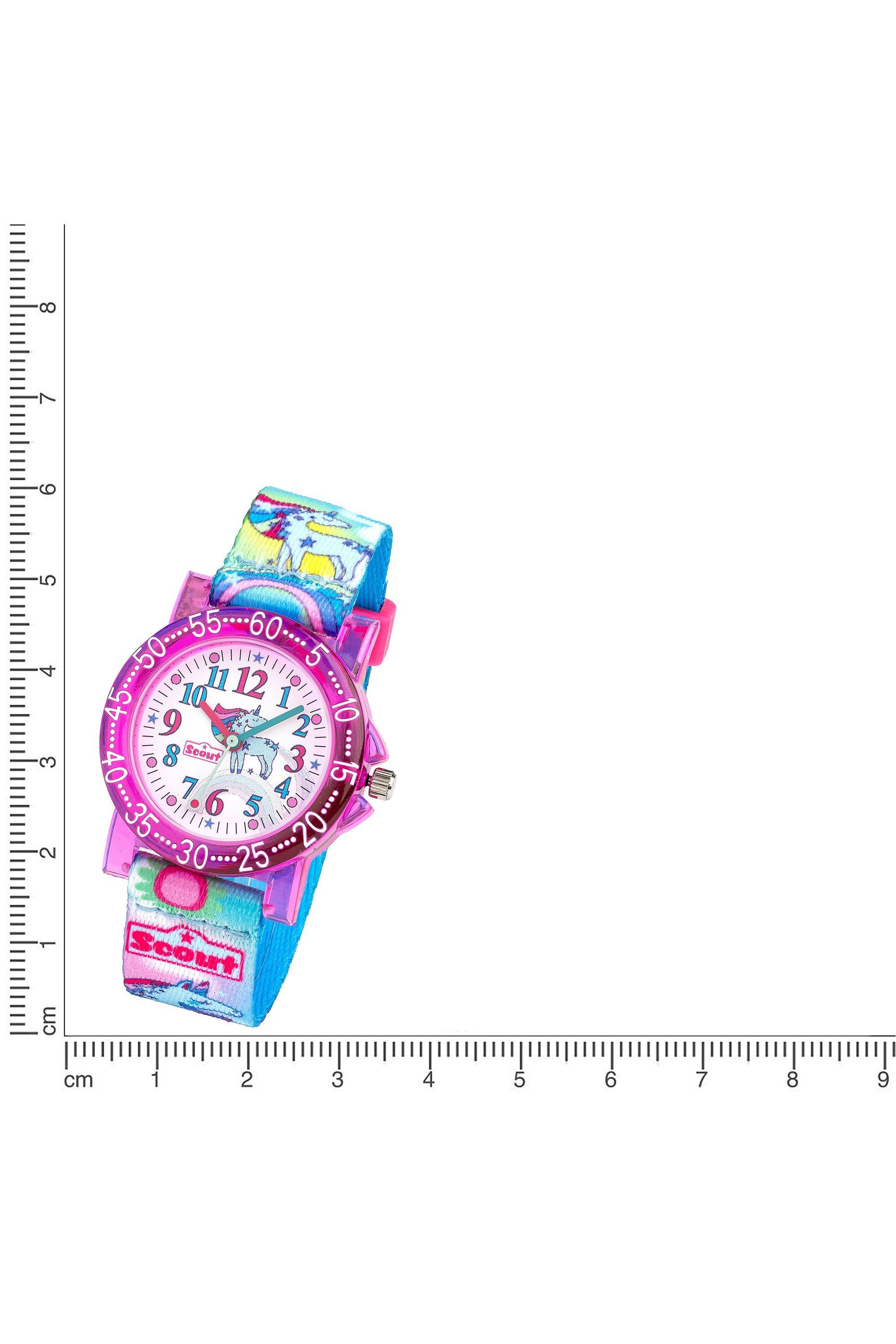 Scout Kinderuhr mit buntem Einhorn-Armband, silbernem Gehäuse und weißem Zifferblatt mit Lernzahlen neben einem Lineal zur Größendarstellung