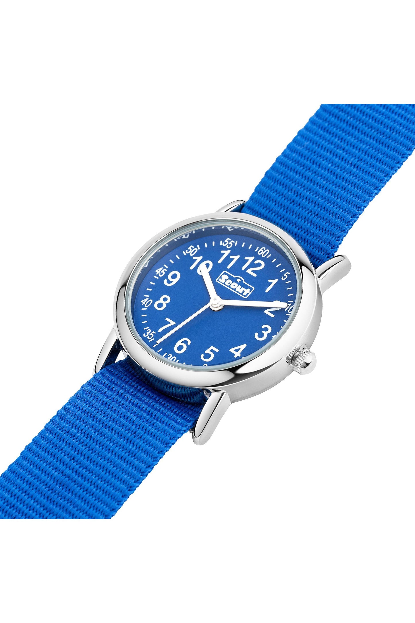 Detailaufnahme des Ziffernblatts der Scout Kinderuhr mit gut lesbaren Zahlen und blauem Farbdesign