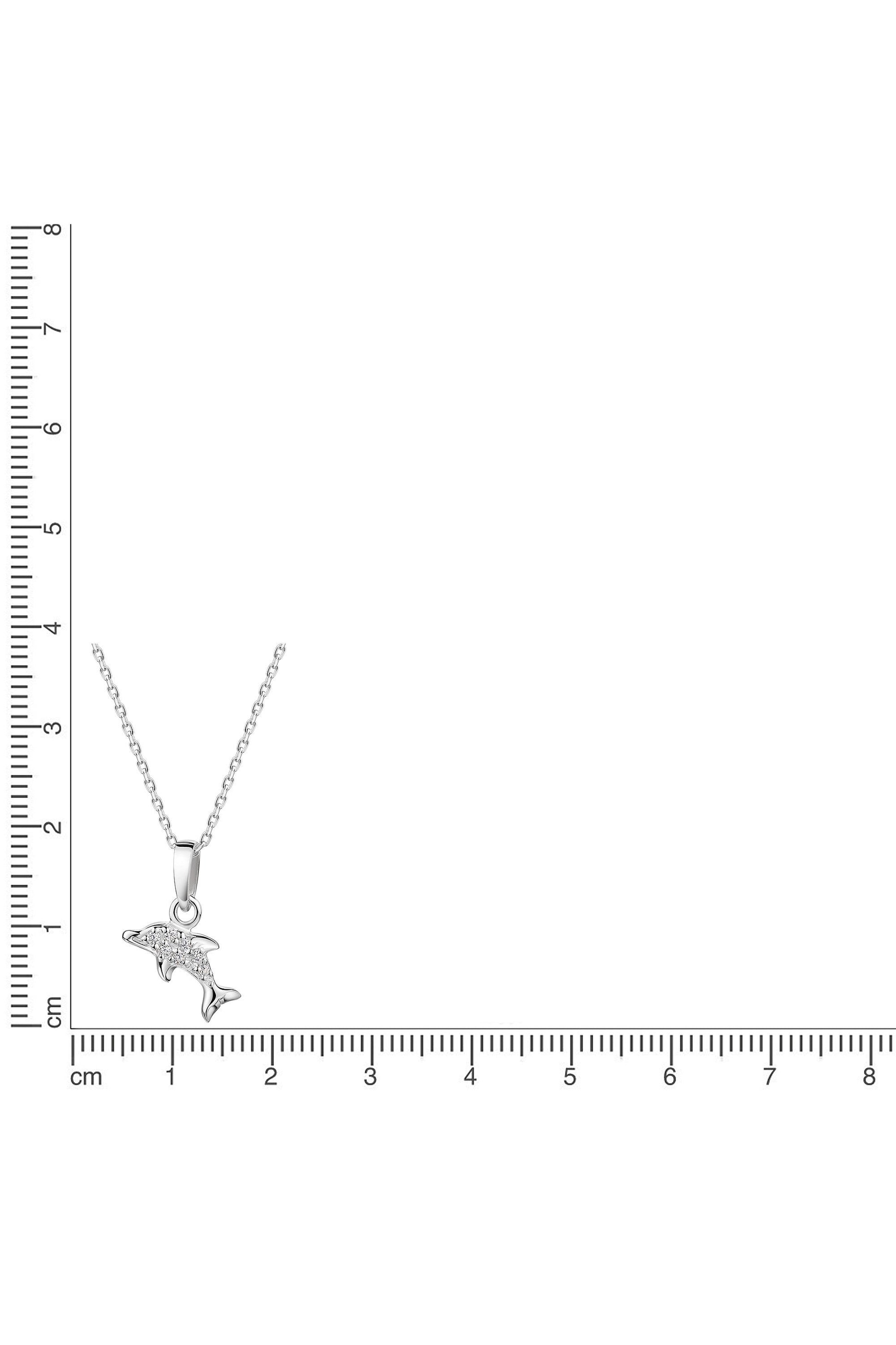 Silberne Scout Kette mit Delfin Motiv und funkelnden Zirkonia Steinen neben einem Lineal zur Größendarstellung